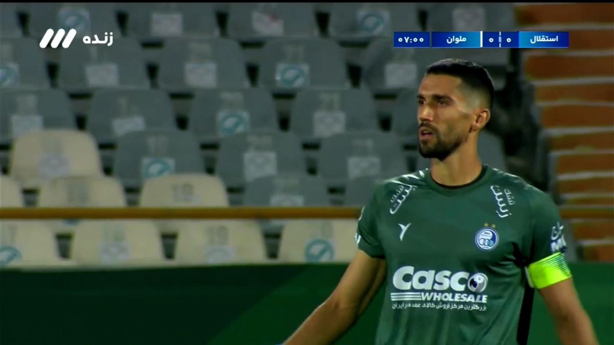 مهار پنالتی بازیکن ملوان توسط سیدحسین حسینی دروازه بان استقلال