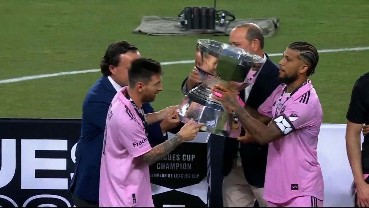 لیونل مسی جام قهرمانی را بالا نبرد! / جشن قهرمانی اینترمیامی در لیگ کاپ