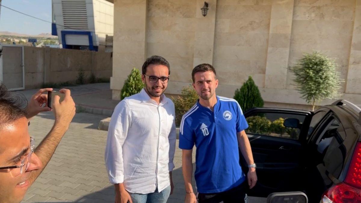 عکس یادگاری پسر محمدرضا زنوزی مالک باشگاه تراکتور با میرالم پیانیچ