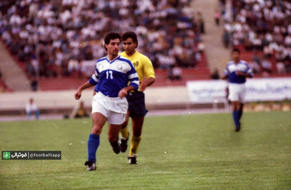 نوستالژی فوتبالی/ صادق ورمزیار و کوروش تشت زر در نمایی از بازی استقلال کشاورز در لیگ ۷۱