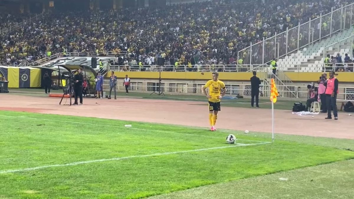 اختصاصی/ پرتاب بطری آب هواداران استقلال به سمت فرشاد احمدزاده