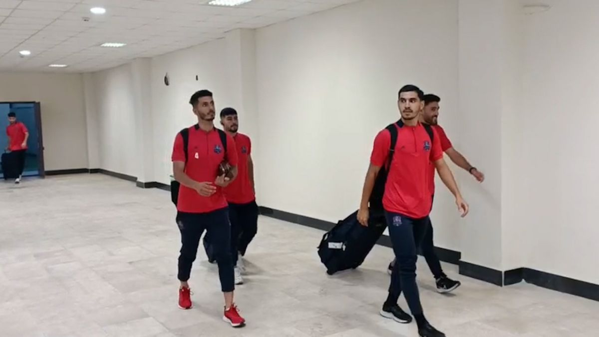 اختصاصی/ ورود تیم نساجی مازندران و صنعت نفت به ورزشگاه شهید وطنی قائم شهر