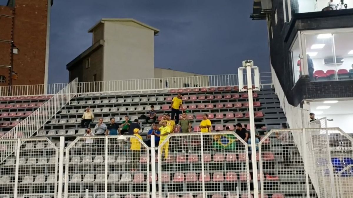 اختصاصی/ تشویق تیم نساجی توسط اندک هواداران صنعت نفت آبادان در ورزشگاه وطنی