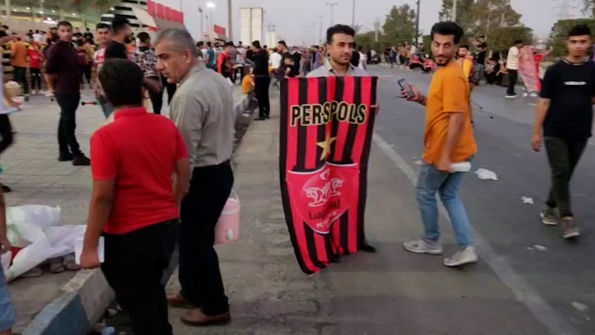 اختصاصی/ هواداران پرسپولیس بیرون از ورزشگاه استادیوم فولاد ارنا آماده تقابل با فولاد