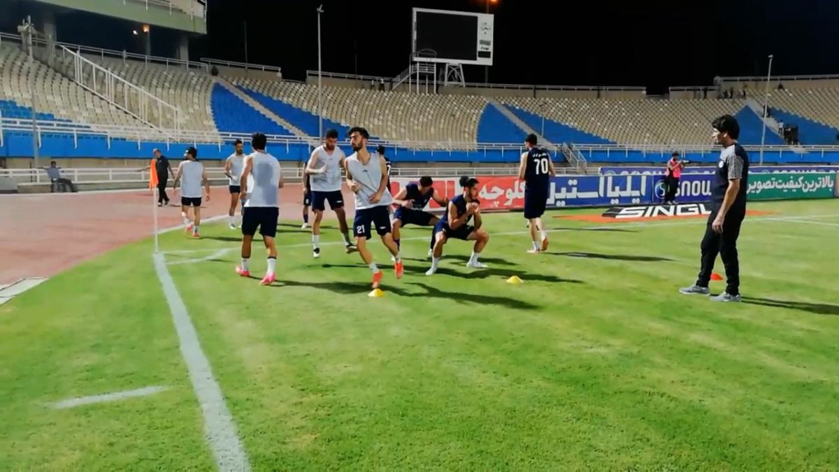 اختصاصی/ گرم کردن بازیکنان تراکتور و استقلال خوزستان قبل از شروع مسابقه