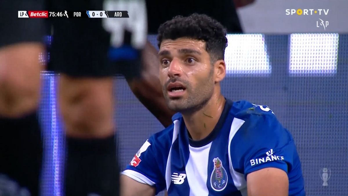 سرنگونی مهدی طارمی در محوطه جریمه آروکا که داور اعتقادی به خطای پنالتی نداشت