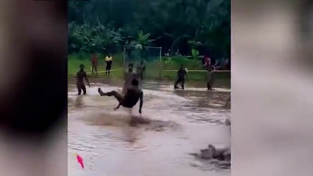 مسابقه فوتبال در گل و لای و سوپرگل دیدنی که نباید تماشای آن را از دست بدهید