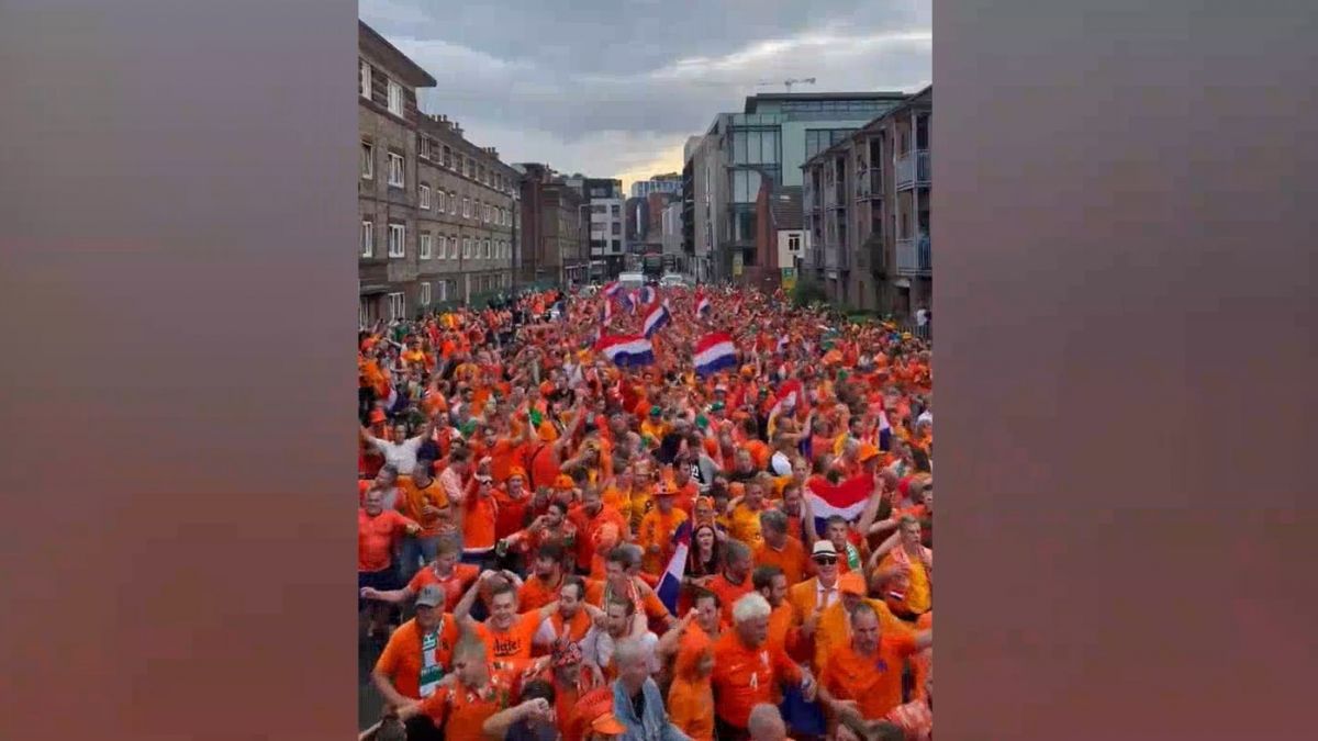حضور پرشور و جالب هواداران هلند در دوبلین برای تماشای بازی مقابل ایرلند