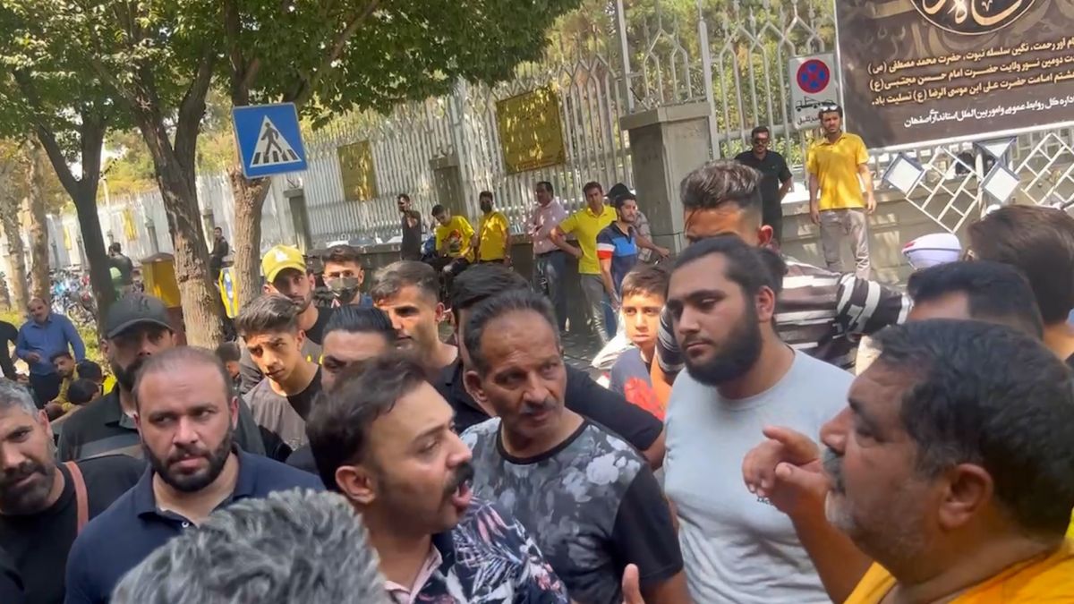 اختصاصی/ هواداران سپاهان قصد دارند به تهران سفر و در مقابل فدراسیون فوتبال تجمع برگزار کنند.