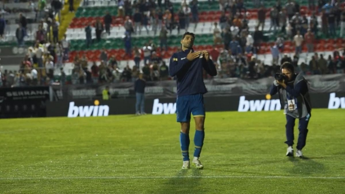 مهدی طارمی پس گل سه امتیازی مقابل استریا پیراهنش را به هوادار پورتو اهدا کرد