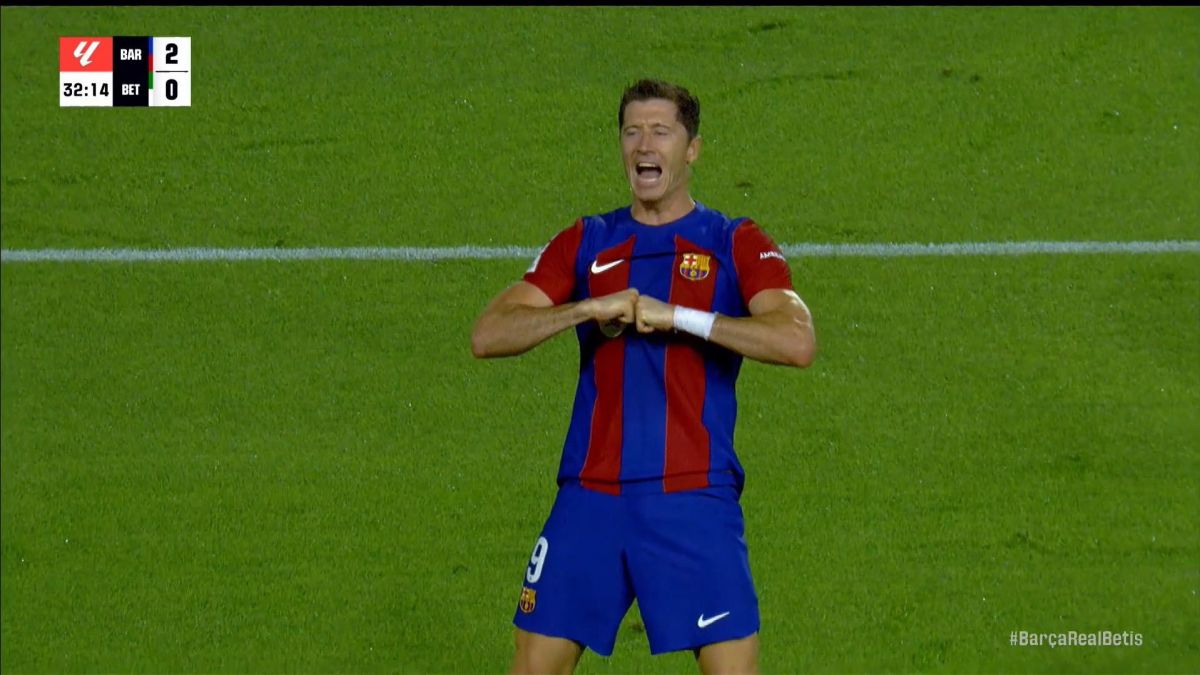 گل دوم بارسلونا به رئال بتیس (لواندوفسکی)