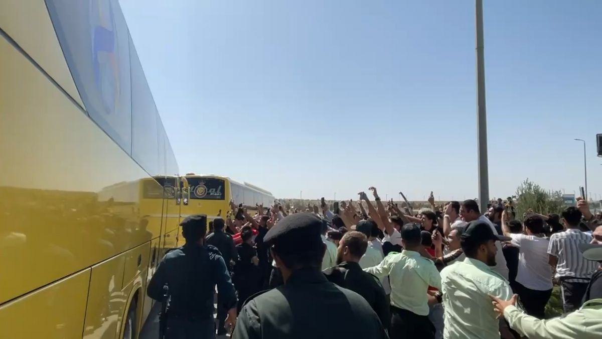 اختصاصی/ خروج اتوبوس کاروان النصر از فرودگاه امام خمینی با استقبال هواداران