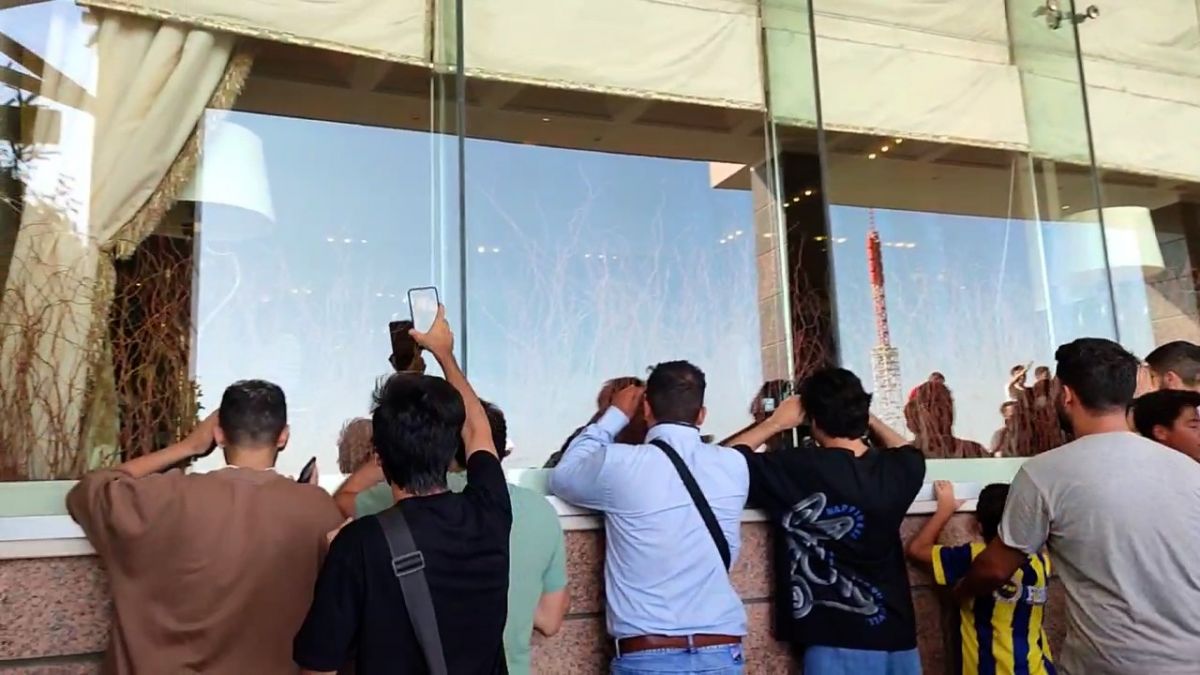 اختصاصی/ وضعیت عجیب و باور نکردنی محوطه ورودی هتل اسپیناس و هجوم هواداران رونالدو به پنجره های رو به لابی هتل!