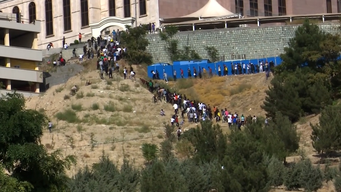 لحظه هجوم طرفداران رونالدو به هتل اسپیناس پالاس از راههای صعب العبور!