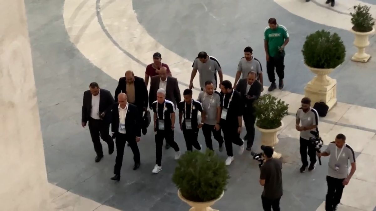 اختصاصی/ سرمربی و بازیکن النصر با اسکورت نیروی انتظامی برای حضور در نشست خبری، لحظاتی پیش وارد ورزشگاه آزادی شدند