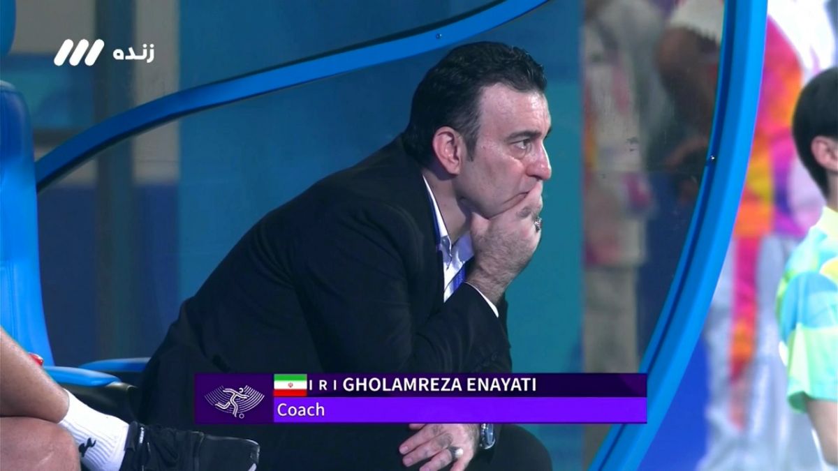 اشتباه واحد پخش شبکه چینی در معرفی رضا عنایتی و نشان دادن مهران فرقانی سرپرست تیم امید به جای رضا عنایتی