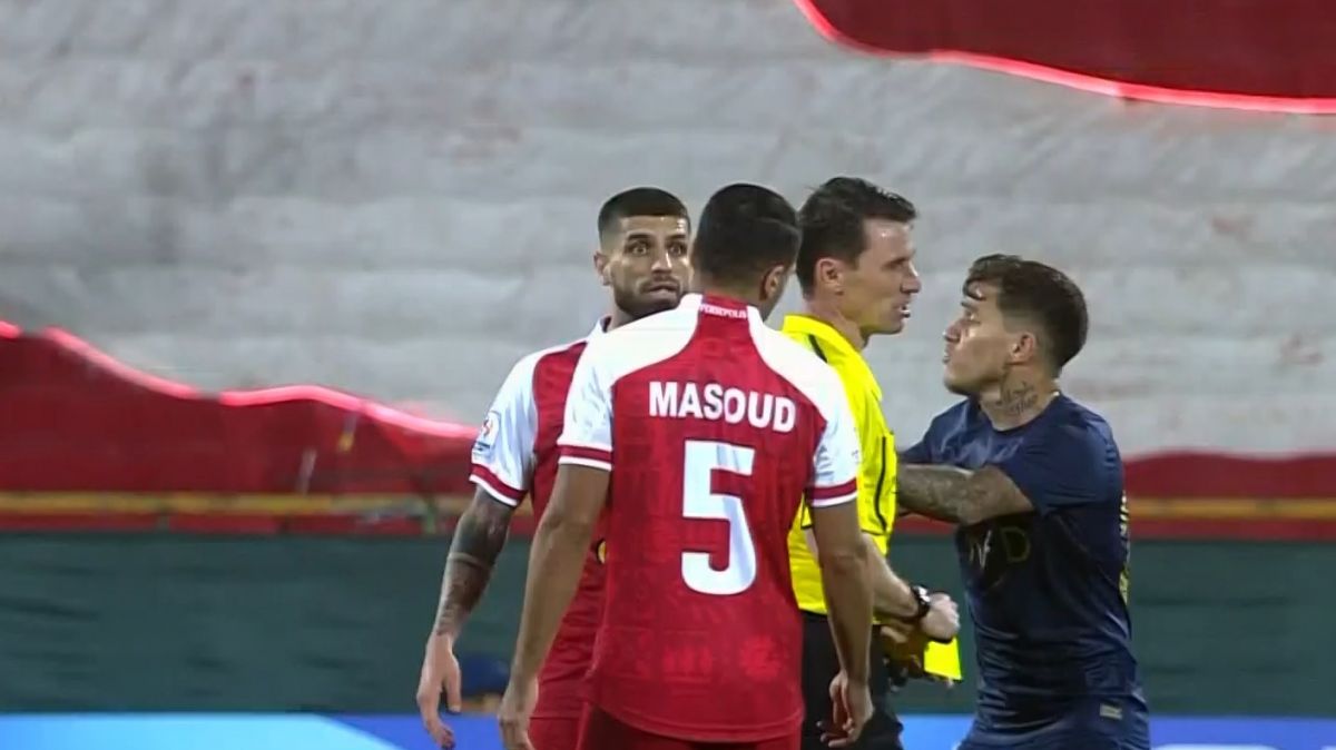 اخراج میلاد سرلک پس از دریافت کارت زرد دوم به دلیل خطا روی رونالدو