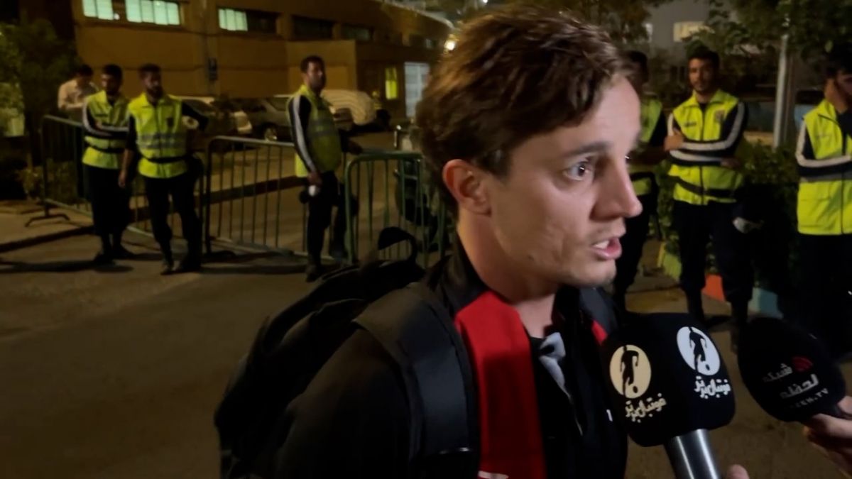 اختصاصی/ گفت و گوی خبرنگاران با گوستاوو واگنین بازیکن تراکتور در پایان بازی با هوادار: از گرفتن سه امتیاز این بازی بسیار خوشحالم/ لیگ تازه شروع شده اما سپاهان و پرسپولیس شانس اول قهرمانی هستند/ امیدواریم روند بردهای تراکور ادامه داشته باشد