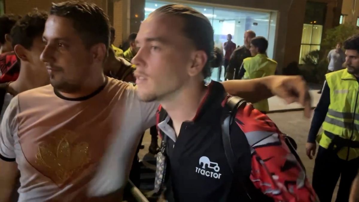 اختصاصی/ عکس یادگاری هواداران تراکتور با خیمنز در پایان بازی با هوادار