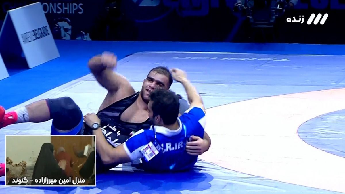 فن سوبلس امین میرزازاده به طالب نعمت پور مربی خودش پس از کسب مدال طلا