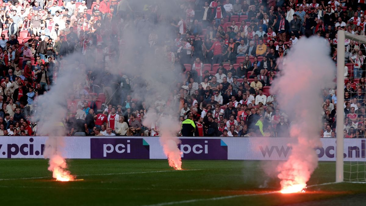 ناتمام ماندن بازی آژاکس و فاینورد به دلیل پرتاب اشیا از طرف هواداران میزبان