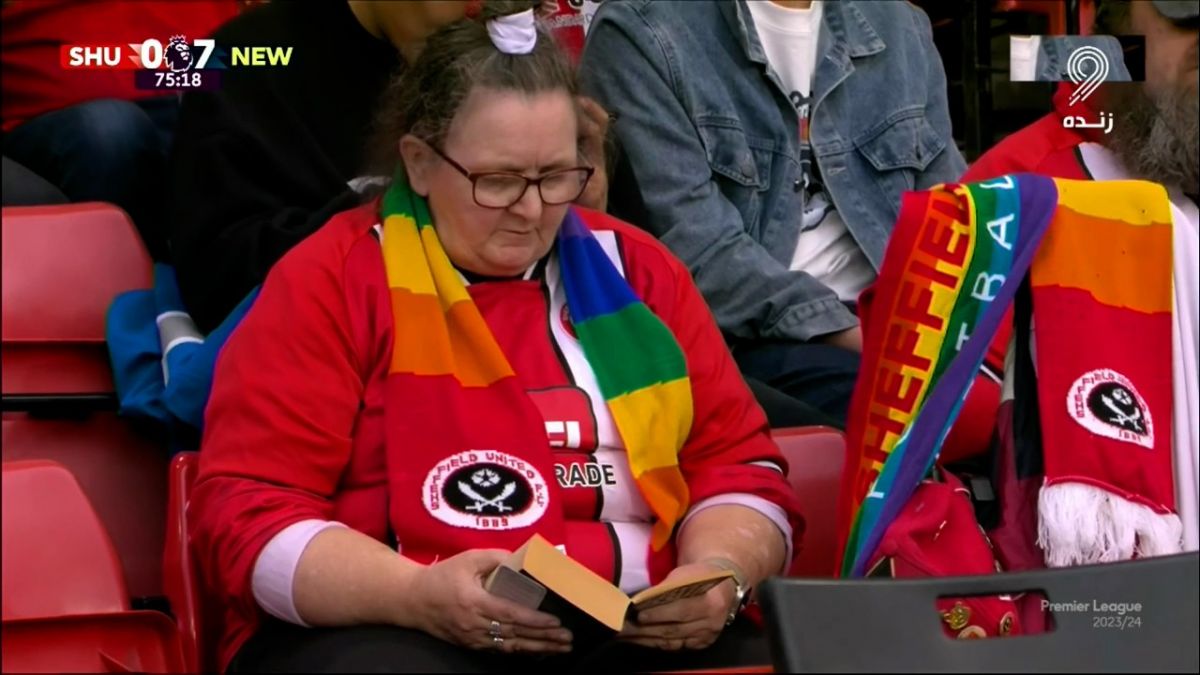 هوادار ناامید شفیلد یونایتد درحال خواندن کتاب در ورزشگاه