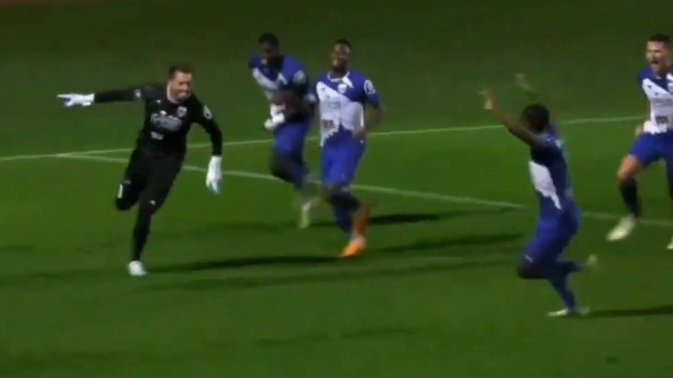 اتفاق دراماتیک و عجیب در مسابقات فوتبال دسته سوم فرانسه؛ این دروازهبان یک ابر قهرمان است!