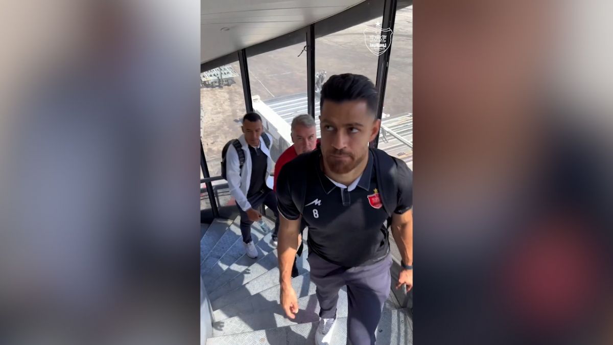 در فرودگاه همراه با بازیکنان پرسپولیس برای سفر به قطر و تقابل با الدحیل