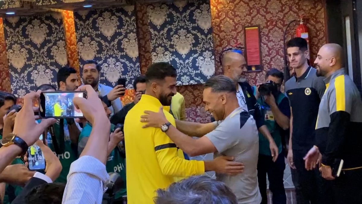 اختصاصی/ خوش و بش مورایس با بازیکنان و مربیان الاتحاد در حاشیه نشست مطبوعاتی پیش از مسابقه سپاهان و الاتحاد