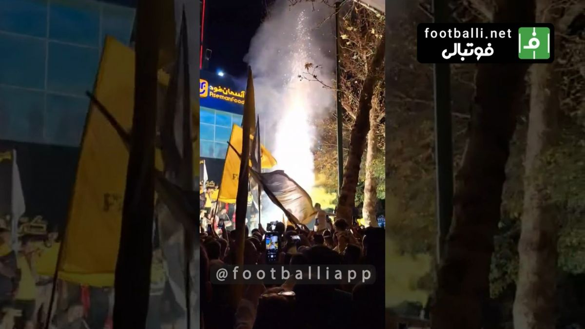 اختصاصی/ تجمع هواداران سپاهان مقابل هتل محل اقامت این تیم