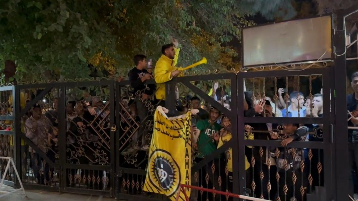 اختصاصی/ تجمع هواداران در اطراف هتل محل اقامت تیم الاتحاد عربستان