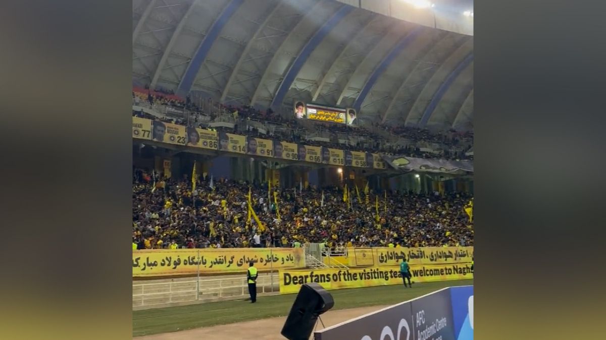 حال و هوای ورزشگاه نقش جهان اصفهان قبل از شروع بازی با الاتحاد و حضور پرشور هواداران سپاهان