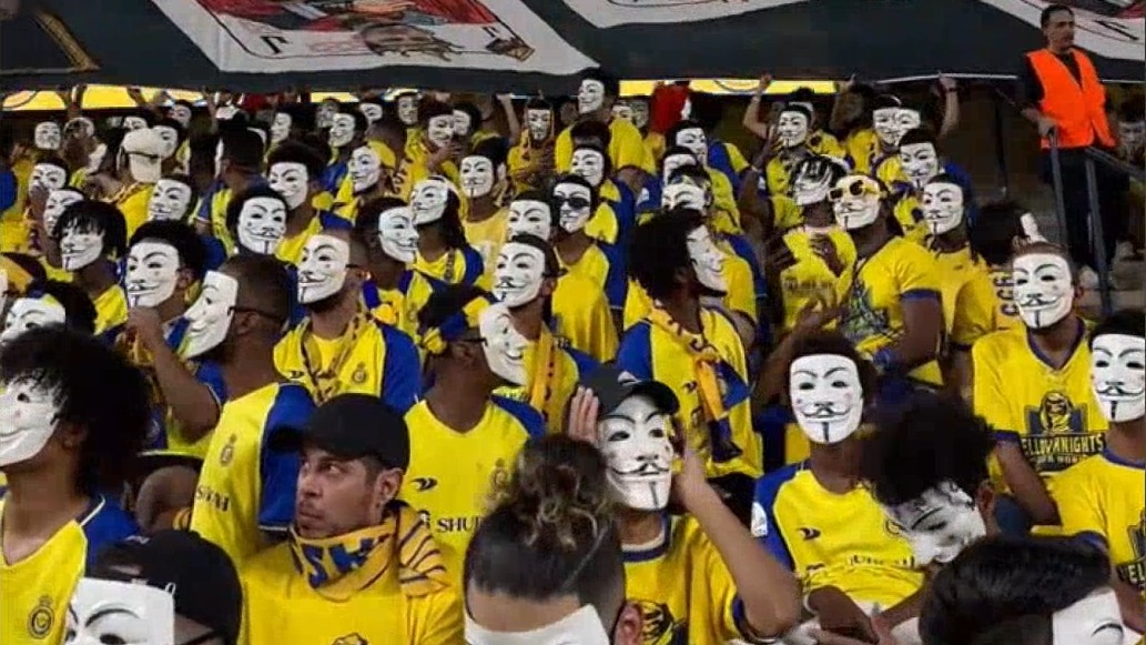 ماسک های جالب و عجیب هوداران النصر پیش از بازی مقابل استقلال تاجیکستان
