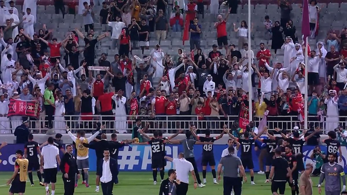سوت پایان بازی پرسپولیس و الدحیل و تشویق ایسلندی هواداران با بازیکنان پرسپولیس