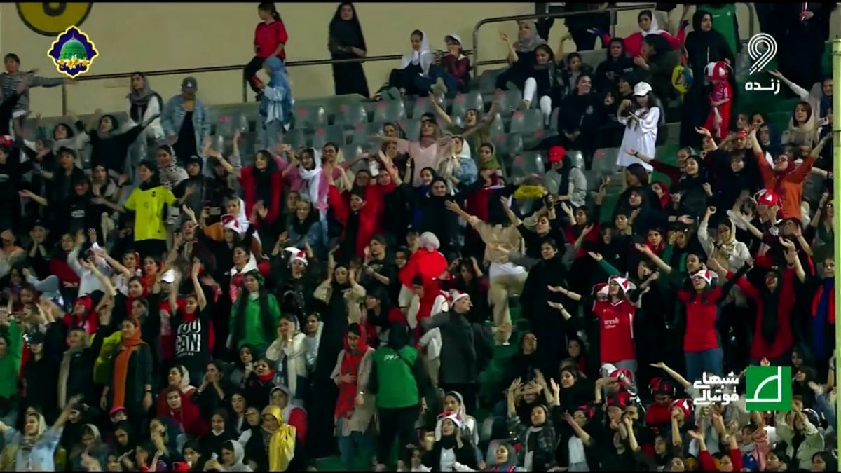 شبهای فوتبالی/ حضور پرشور بانوان هوادار نساجی در ورزشگاه آزادی