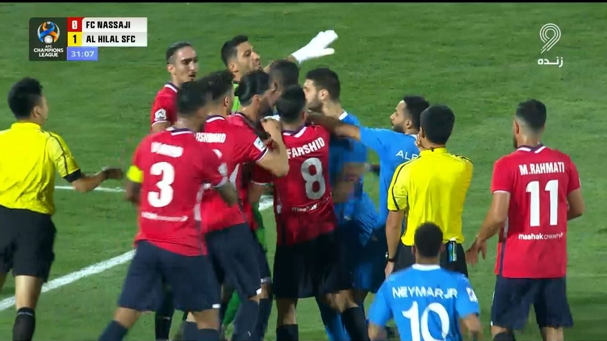 درگیری میتروویچ و بازیکنان الهلال با بازیکنان نساجی