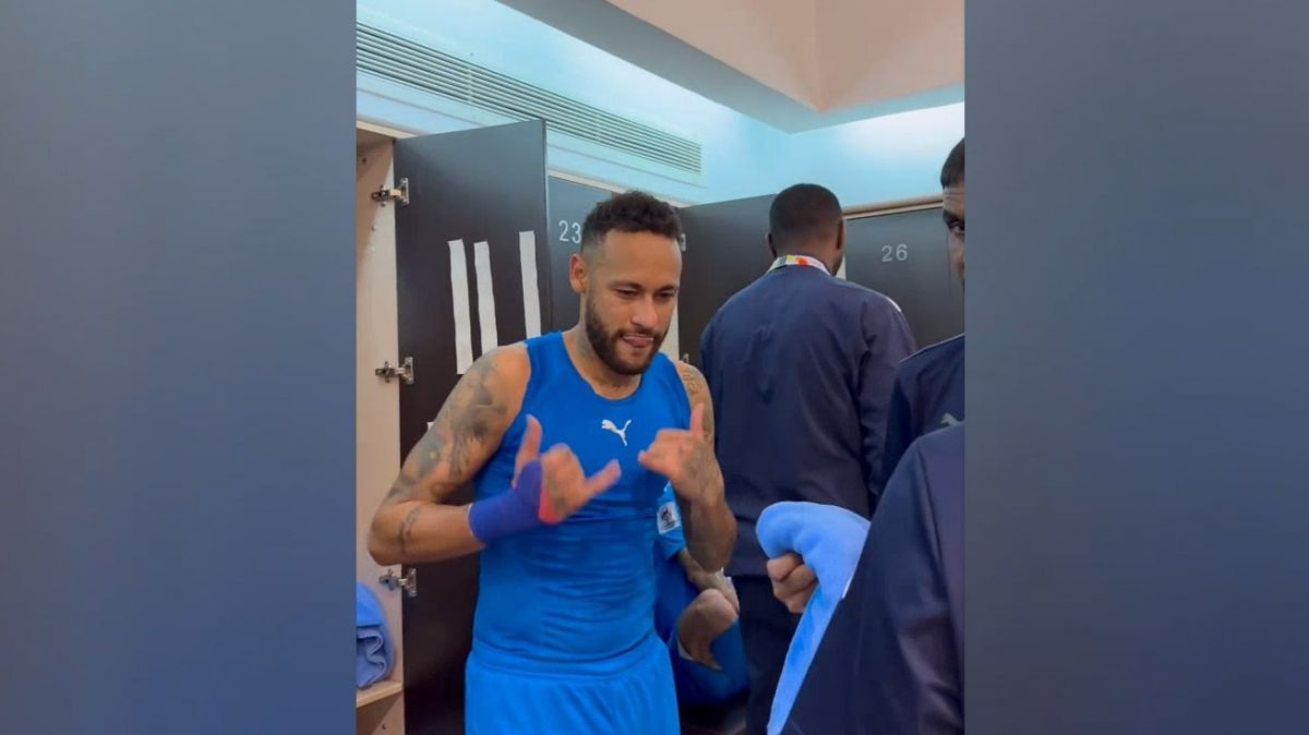 شادی بازیکنان الهلال در رختکن پس از برتری مقابل نساجی