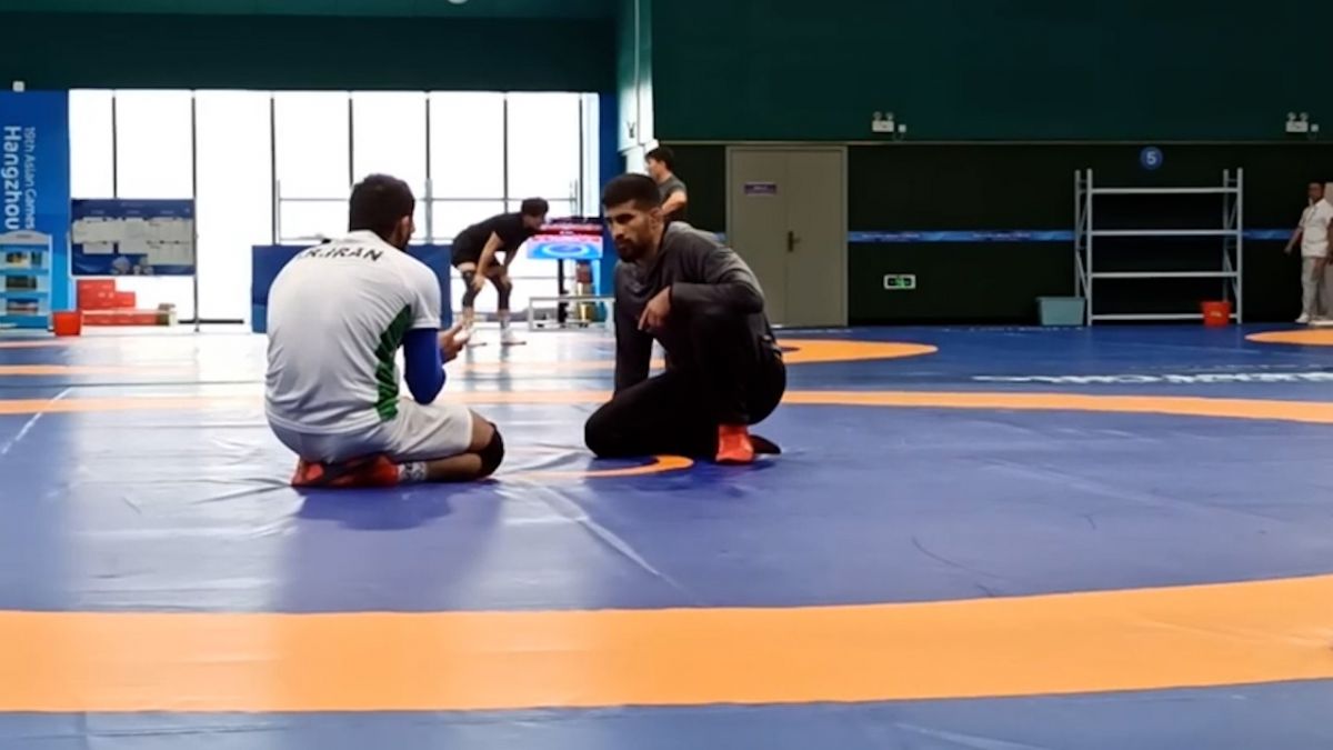 حسن یزدانی در کنار یونس امامی و مجتبی گلیج، تمرینات را پیگیری میکند