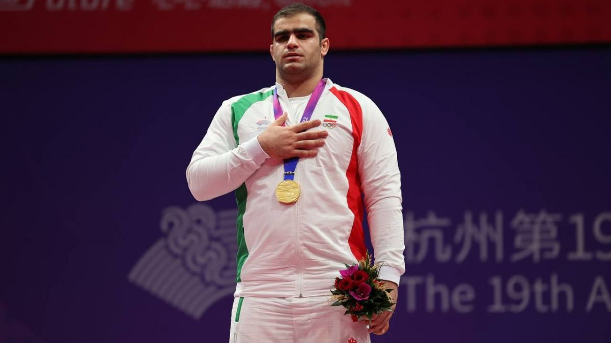 مراسم اهدای مدال طلای کشتی فرنگی به امین میرزازاده