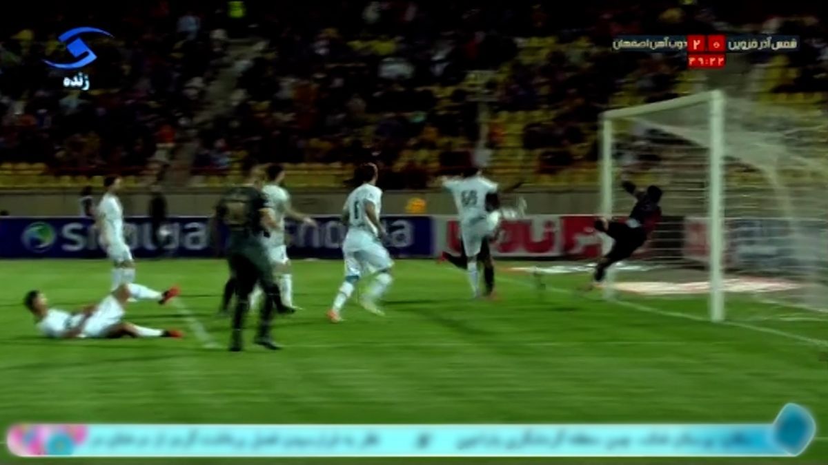 گل مشکوک شمس آذر قزوین مقابل ذوب آهن ؛ توپ به تور برخورد کرد اما داور گل را ندید