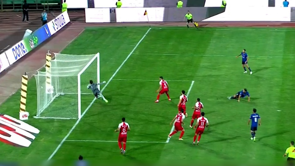 صحنه مشکوک به گل گل گهر که با واکنش فوق العاده علیرضا بیرانوند همراه بود و بازیکنان گل گهر اعتقاد داشتند توپ وارد دروازه شده است