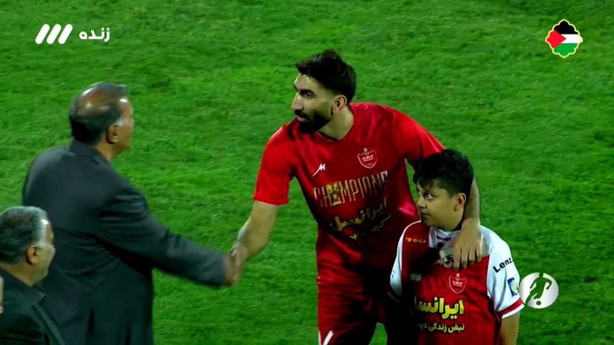ورود علیرضا بیرانوند به همراه فرزندش به جشن قهرمانی پرسپولیس