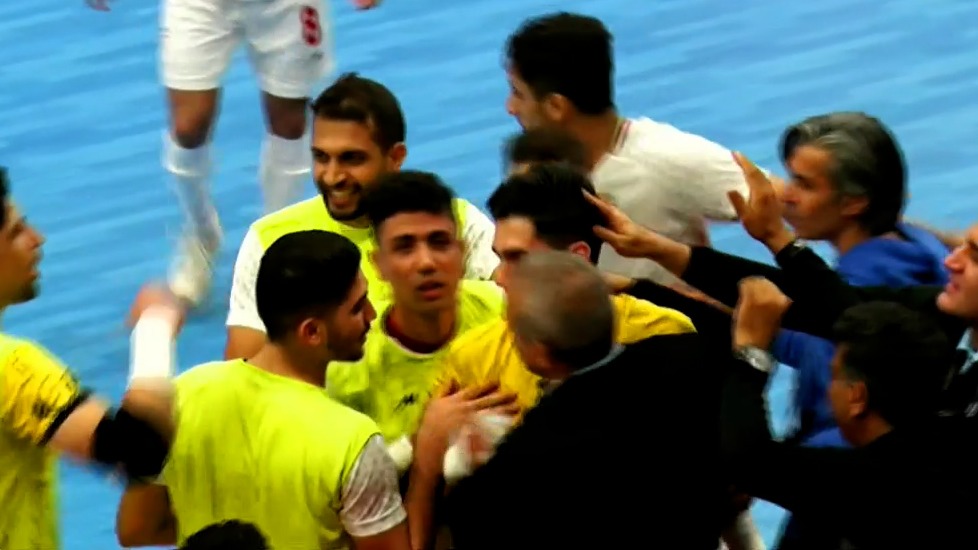 گل زیبای مهدی رستمی دروازه‌بان تیم ملی فوتسال مقابل قرقیزستان از دروازه خودی