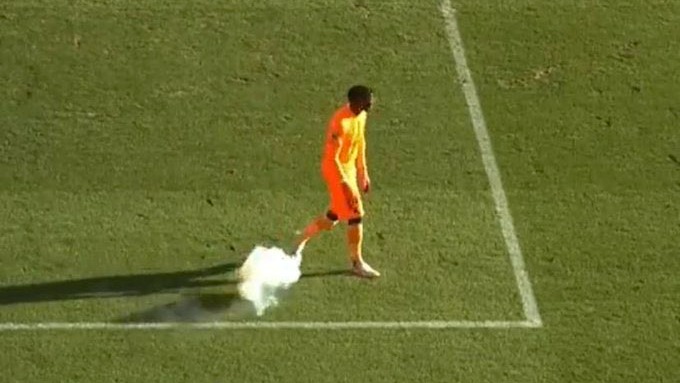 ناتمام ماندن بازی کلرمون و مون پلیه به دلیل برخورد ترقه با دروازه بان کلرمون