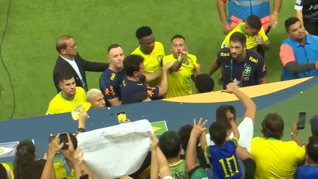 پرتاب پاپ کورن به سمت نیمار توسط تماشاگران برزیلی پس از تساوی مقابل ونزوئلا و عصبانیت ستاره الهلال