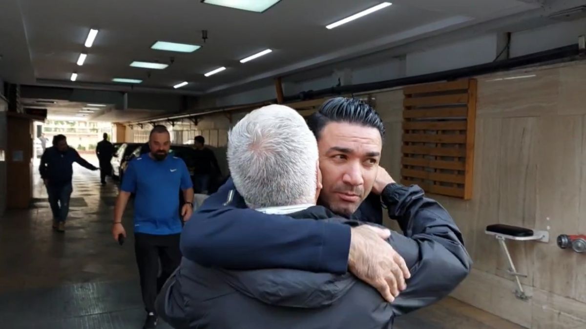 اختصاصی/ ورود جواد نکونام به بیمارستان تندیس برای عیادت از علی پروین