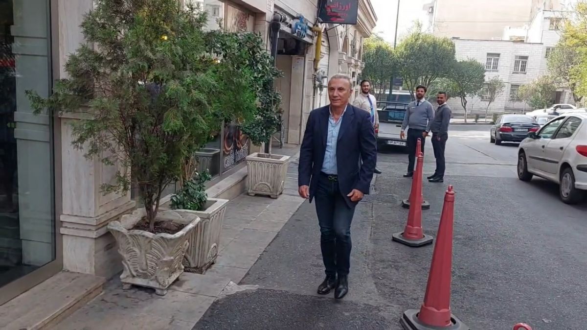 اختصاصی/ ورود حمید درخشان و محمد پنجعلی به بیمارستان تندیس برای عیادت از علی پروین