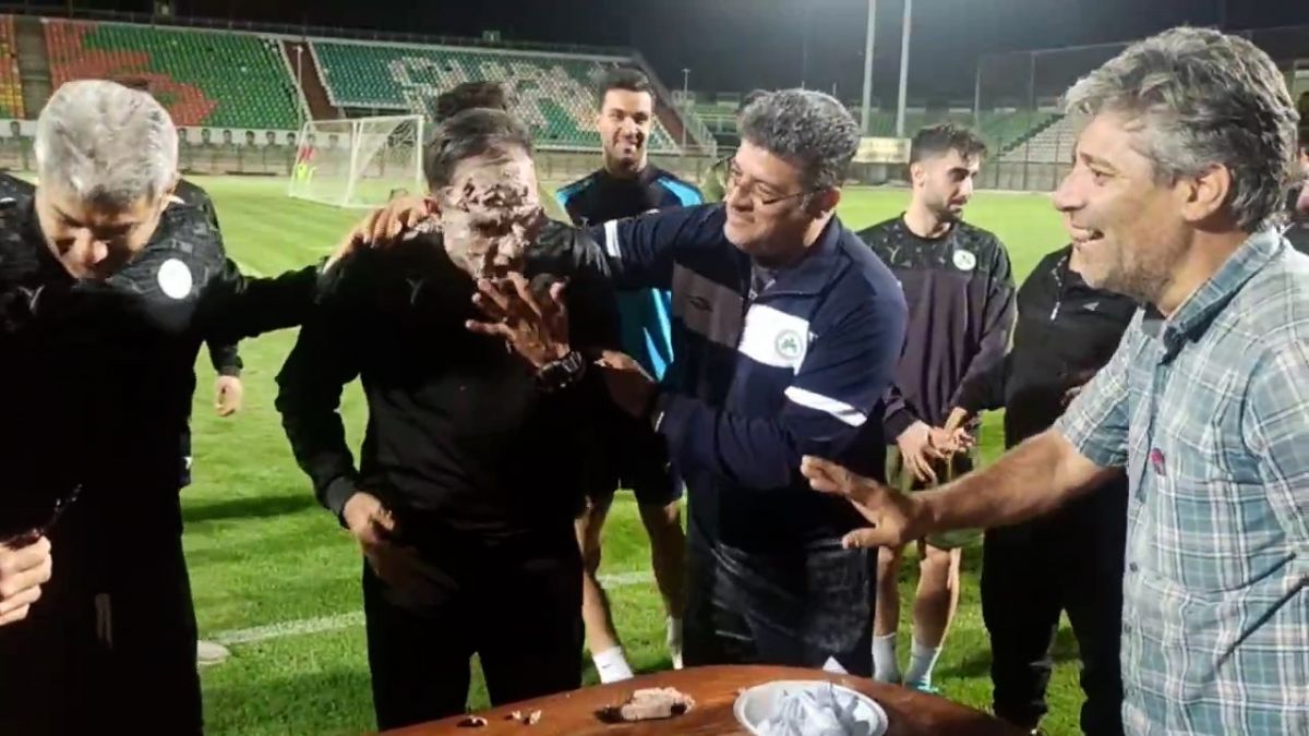 اختصاصی/ تولد کوروش برمک مربی تیم فوتبال ذوب آهن در پایان تمرین امروز عصر این تیم