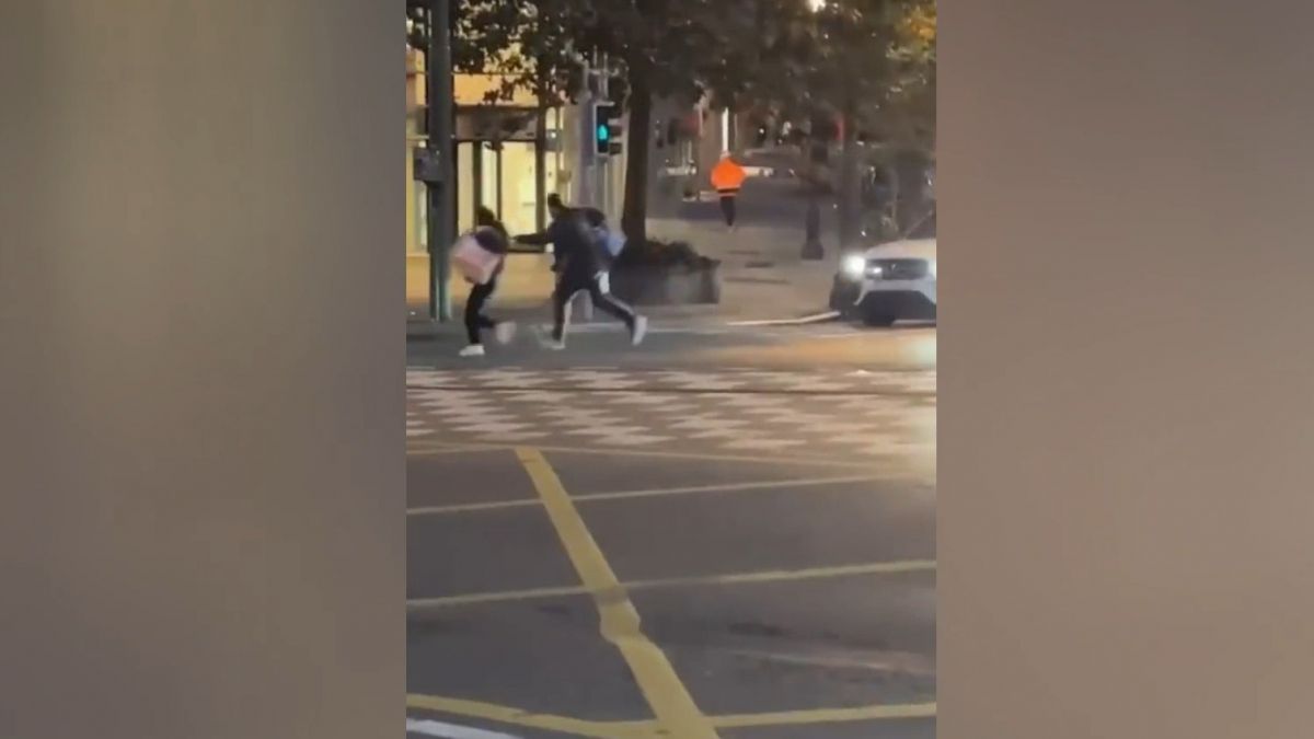 توقف بازی بلژیک و سوئد به دلیل حمله مسلحانه داعش و کشته شدن دو هوادار سوئد