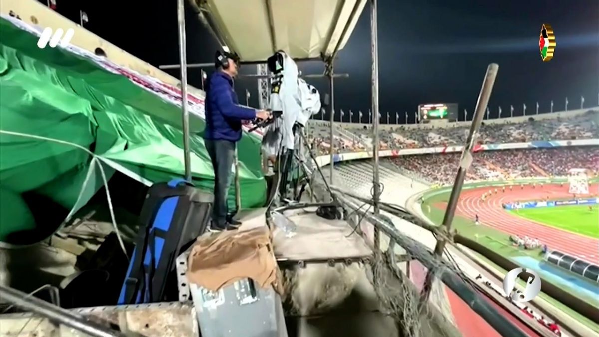 فوتبال برتر / وضعیت نامناسب ورزشگاه آزادی برای اهالی رسانه و دوربین های پخش زنده در بازی نساجی - الهلال